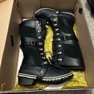 NWOT Sorel Black Lace-Up Winter Boots